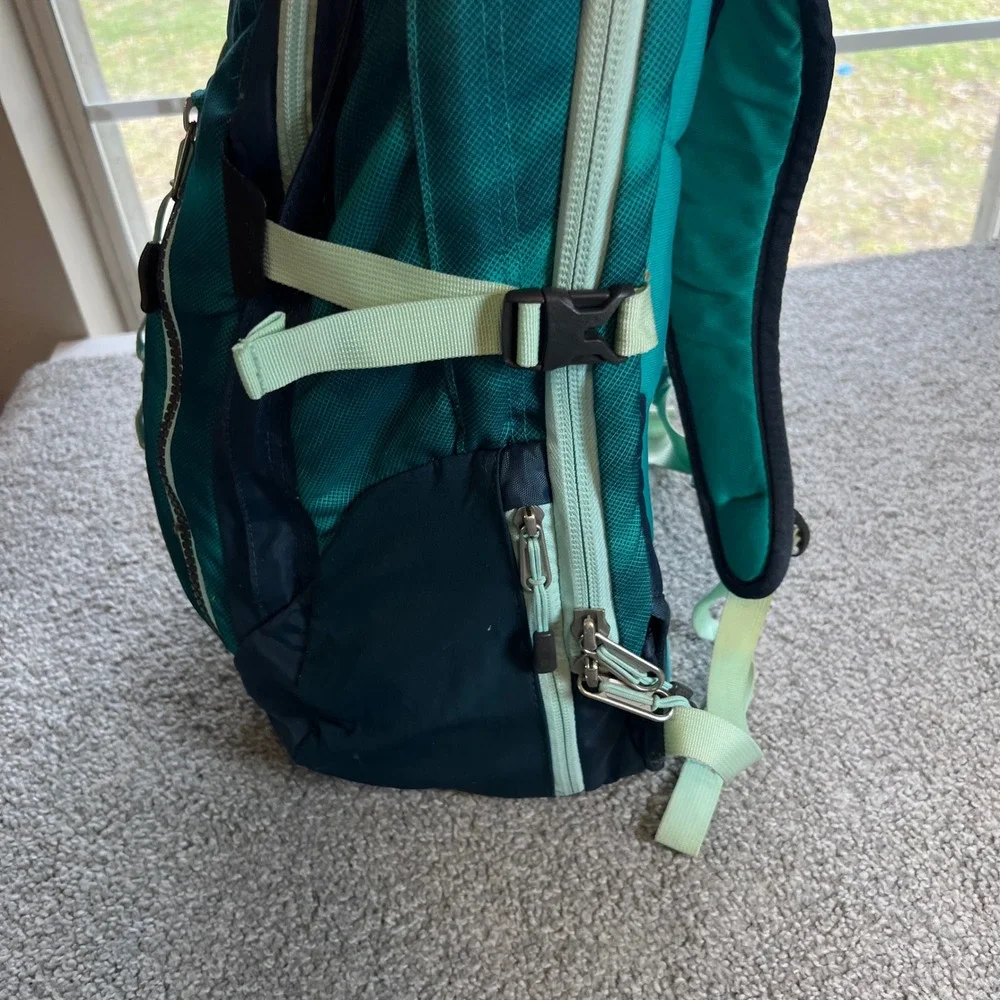 The North Face Recon Backpack Teal Navy Mint Laptop Sleeve Hiking Travel outdoor